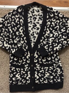 UGG Woman’s XS Black and White Leopard Cozy Knit Cardigan Sweater Like New